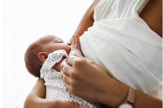 Επιτρεπτός ο θηλασμός στις μητέρες που έχουνε προσβληθεί από τον ιό Covid 19